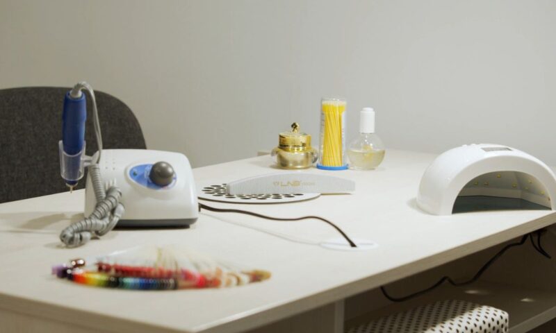 prikaz stola za manikir, lampa, aparatni set, turpija, aceton i alkohol za nokte