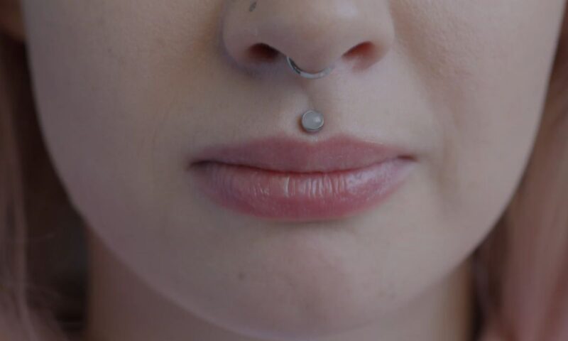 prikaz devojke sa pirsingom u nosu i ispucalim usnama